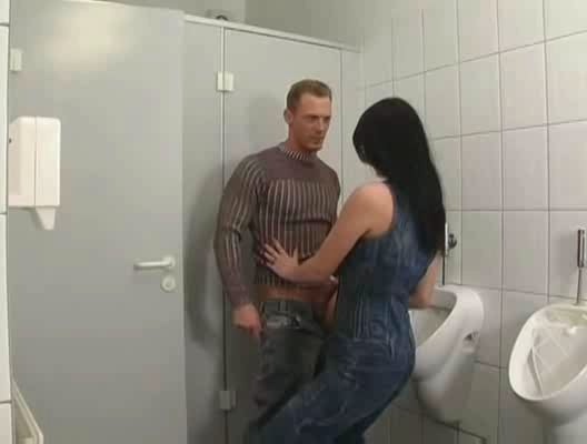 Tuvalette Karıyı Zorla Sikme
