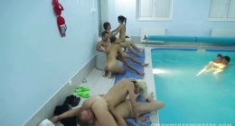 Havuz içinde ailecek sikişen çek kardeşler Czech porno			