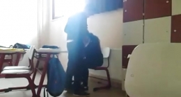 Liseli kızın agzına veriyor sırada sikişen liseli türk kız			
