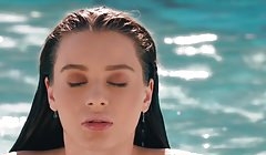 Lana Rhoades havuz başında güzel bir seks yaptı					