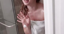 otel çalışanı duş alan kadını sikti			
