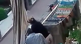 Dayı komşunun karısını balkonda götürüyor					