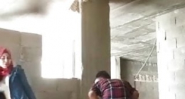 Yan binadaki türbanlı kadını ayarlayıp siken inşaat işçisi			
