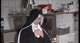alman rahibesi mutfakta analdan alıyor					